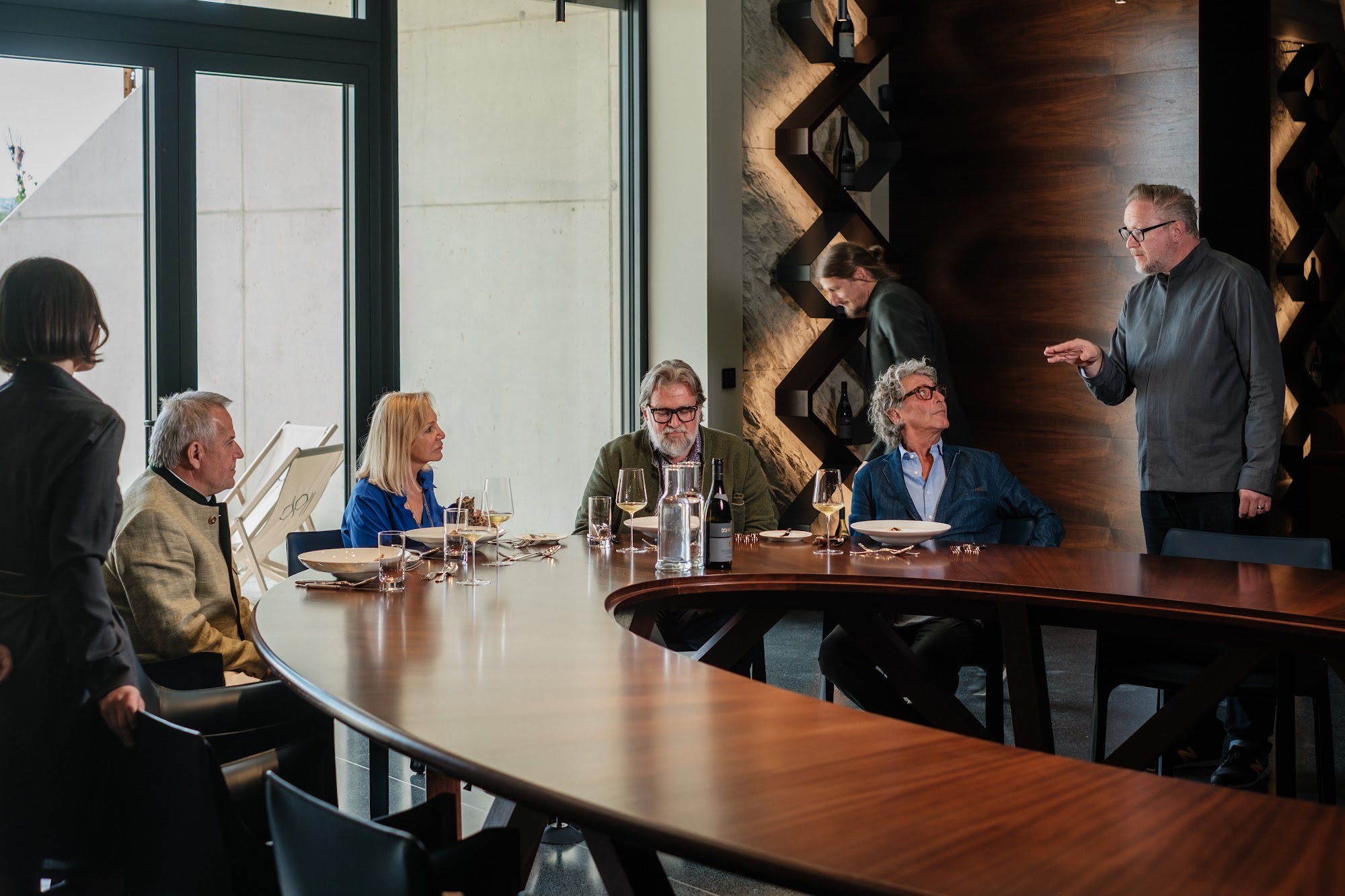 Gruppe an einem Tisch im 1196