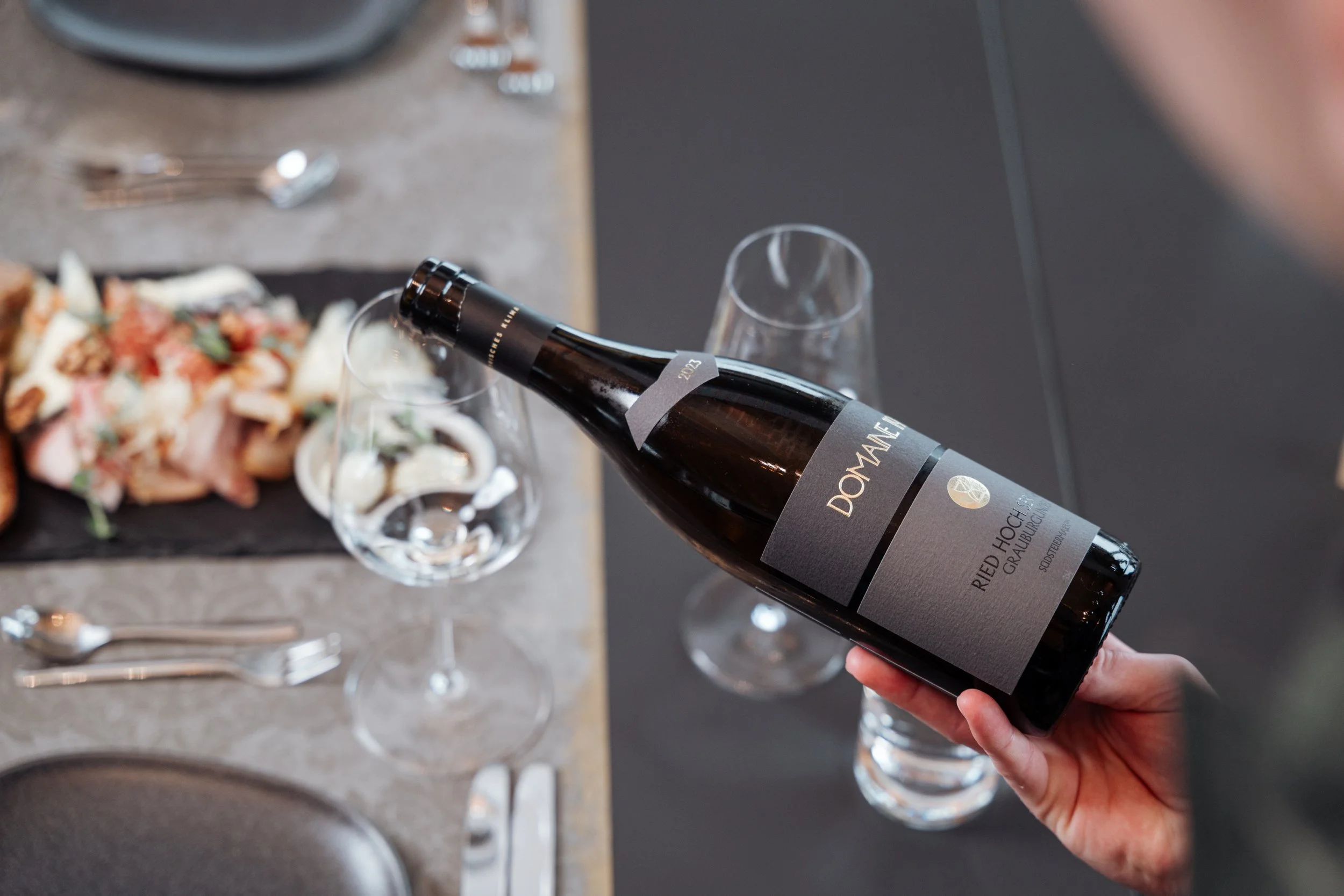 Weinservice am gedeckten Tisch