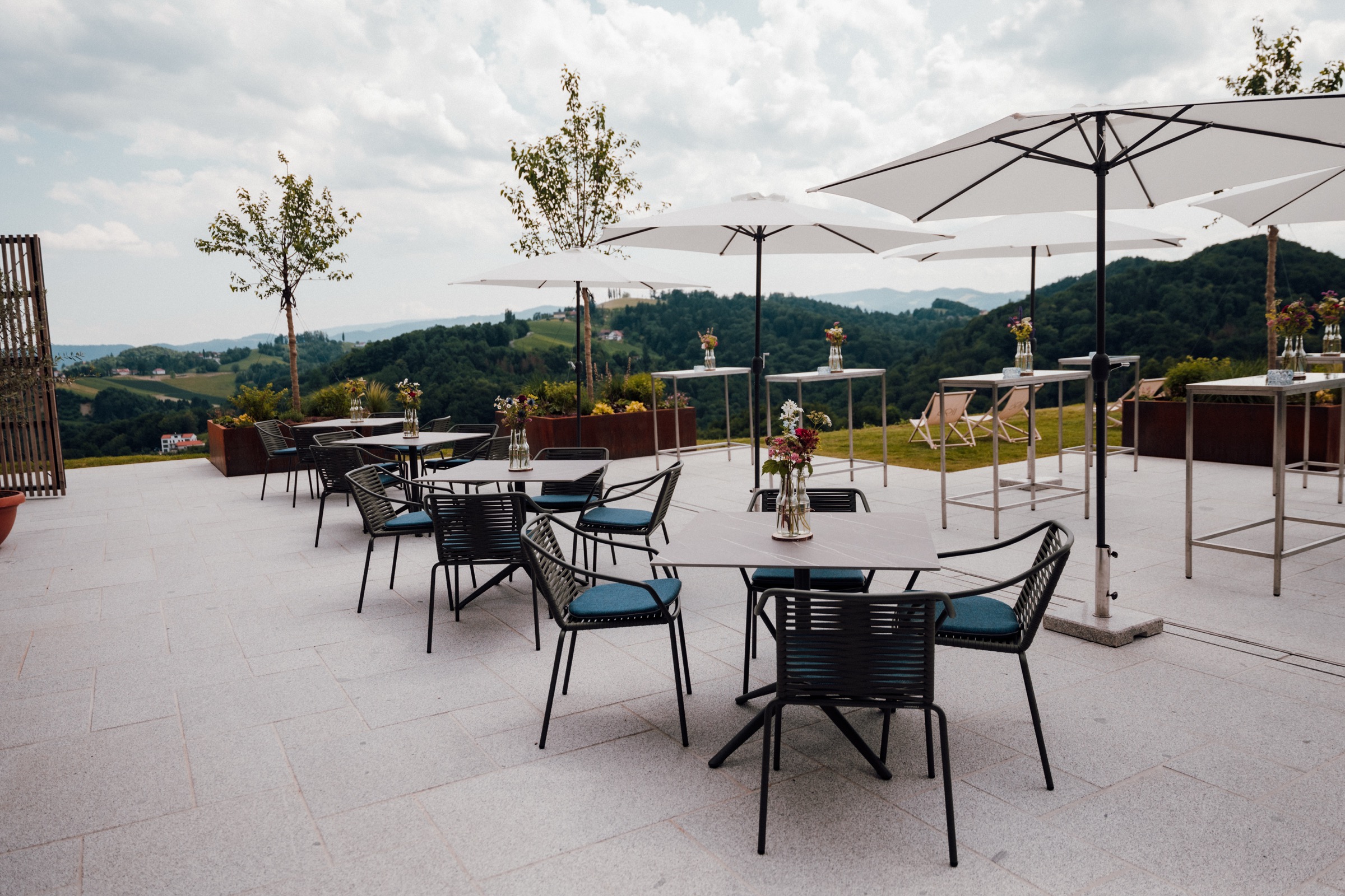 Terrasse des Steinbach mit Blick über die Hügel